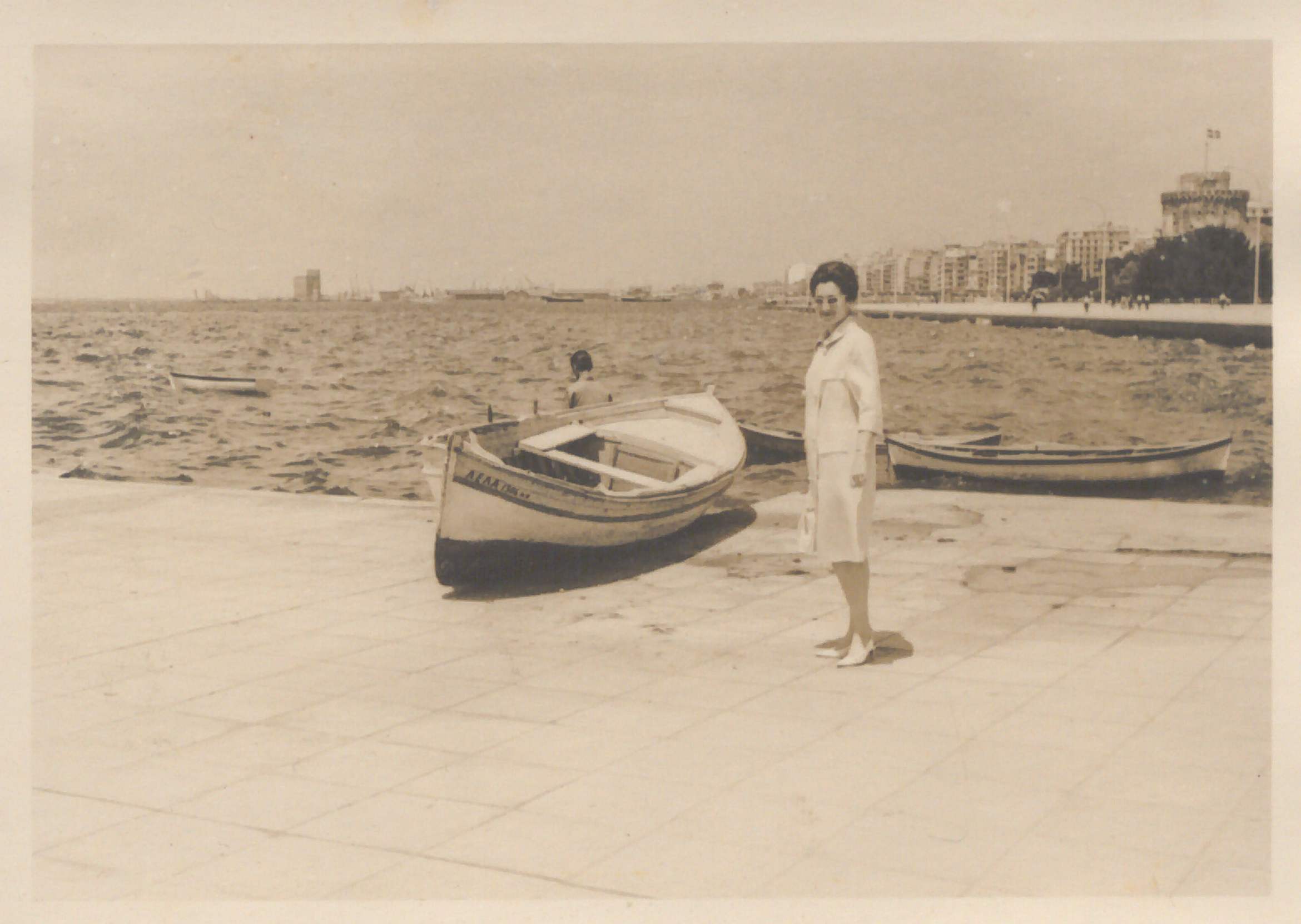 Η Καίτη Σαραγιώτου σε νεαρή ηλικία στην παραλία της Θεσσαλονίκης.